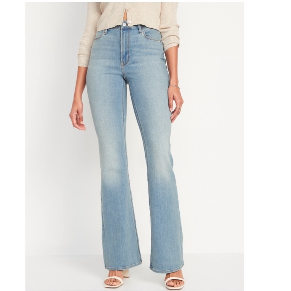 Old Navy High-Waisted Wow Flare Jeans for Women, Light Wash Size: 14